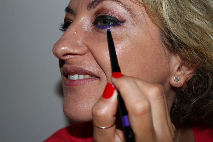 Apply bold colours on bottom eye lid