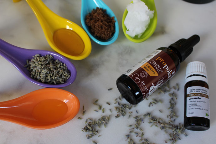 Lavender Flowers - Brown Sugar - Coconut Oil - Jojoba Oil - Bee Propolis - Honey - Lavender Essential Oil