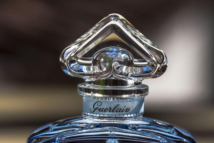 Guerlain | La Petite Robe Noire - Eau de Parfum Intense (cap detail)