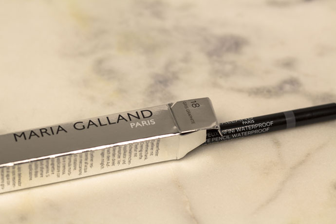 Maria Galland | Le Maquillage La Parisienne Le Crayon Yeux Infini Waterproof in 18 Gris Graphite (detail)