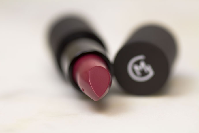 Maria Galland | Le Maquillage La Parisienne Le Rouge Infini en 147 Mûre Irrésistible (détail)