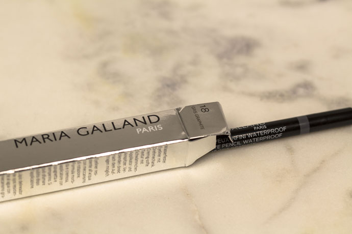 Maria Galland | Le Maquillage La Parisienne Le Crayon Yeux Infini Waterproof en 18 Gris Graphite (détail)