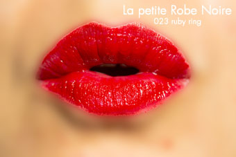 Guerlain | La Petite Robe Noire Deliciously Shiny Lip Colour in 023 Ruby Ring (swatch)