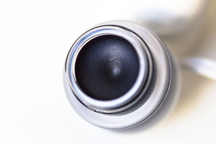 Jane Iredale | Mystikol Powdered Eyeliner in Onyx (close-up)