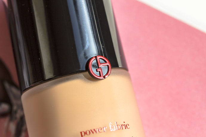 Giorgio Armani | Power Fabric Longwear High Cover Foundation SPF 25 (detail)